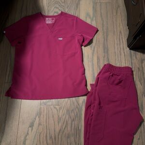 Figs Woman’s Dark Magenta Set